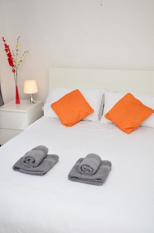 33Sm Dreams Unlimited Serviced Accommodation- Staines - Heathrow Stanwell Bagian luar foto