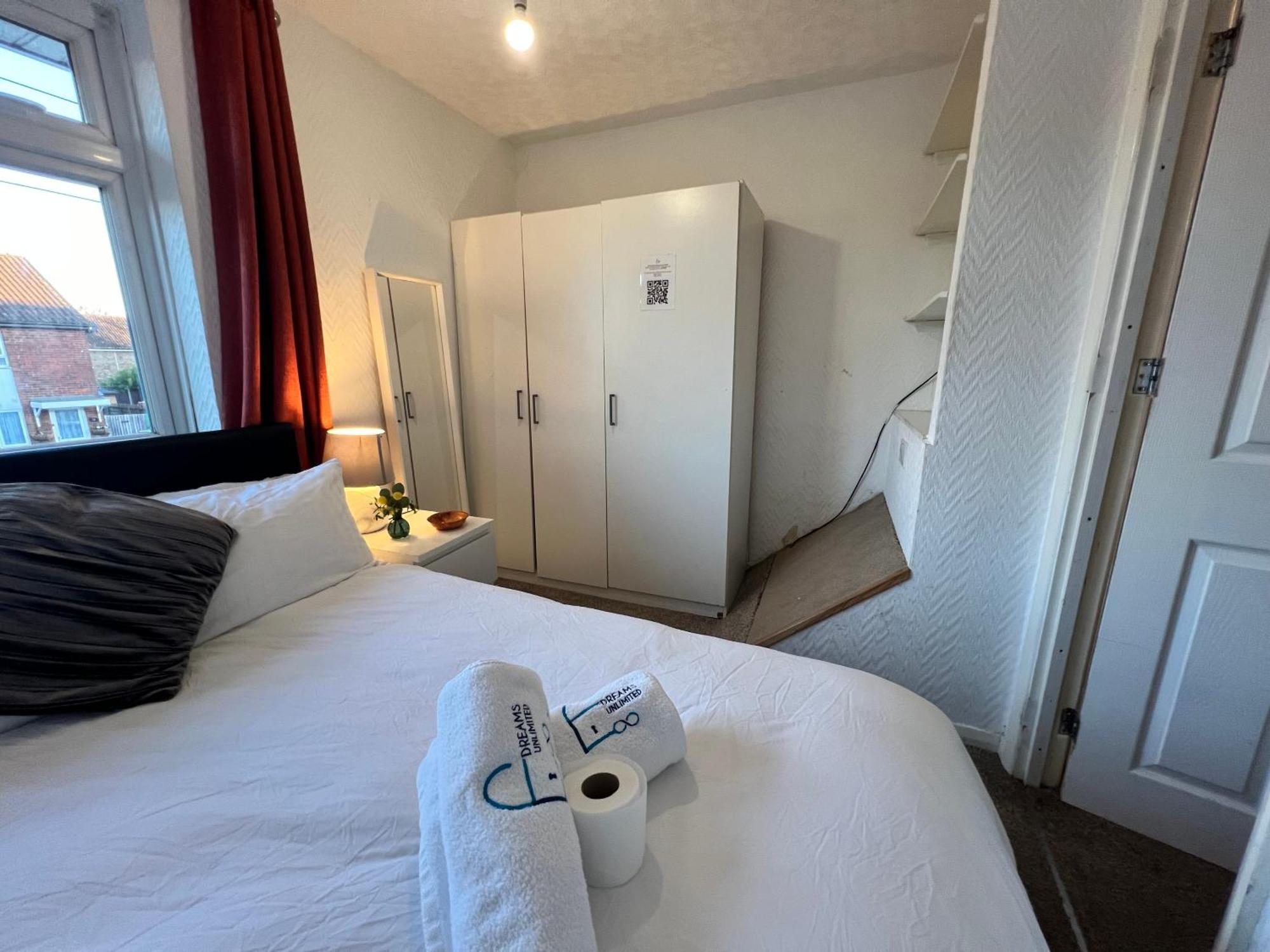 33Sm Dreams Unlimited Serviced Accommodation- Staines - Heathrow Stanwell Bagian luar foto