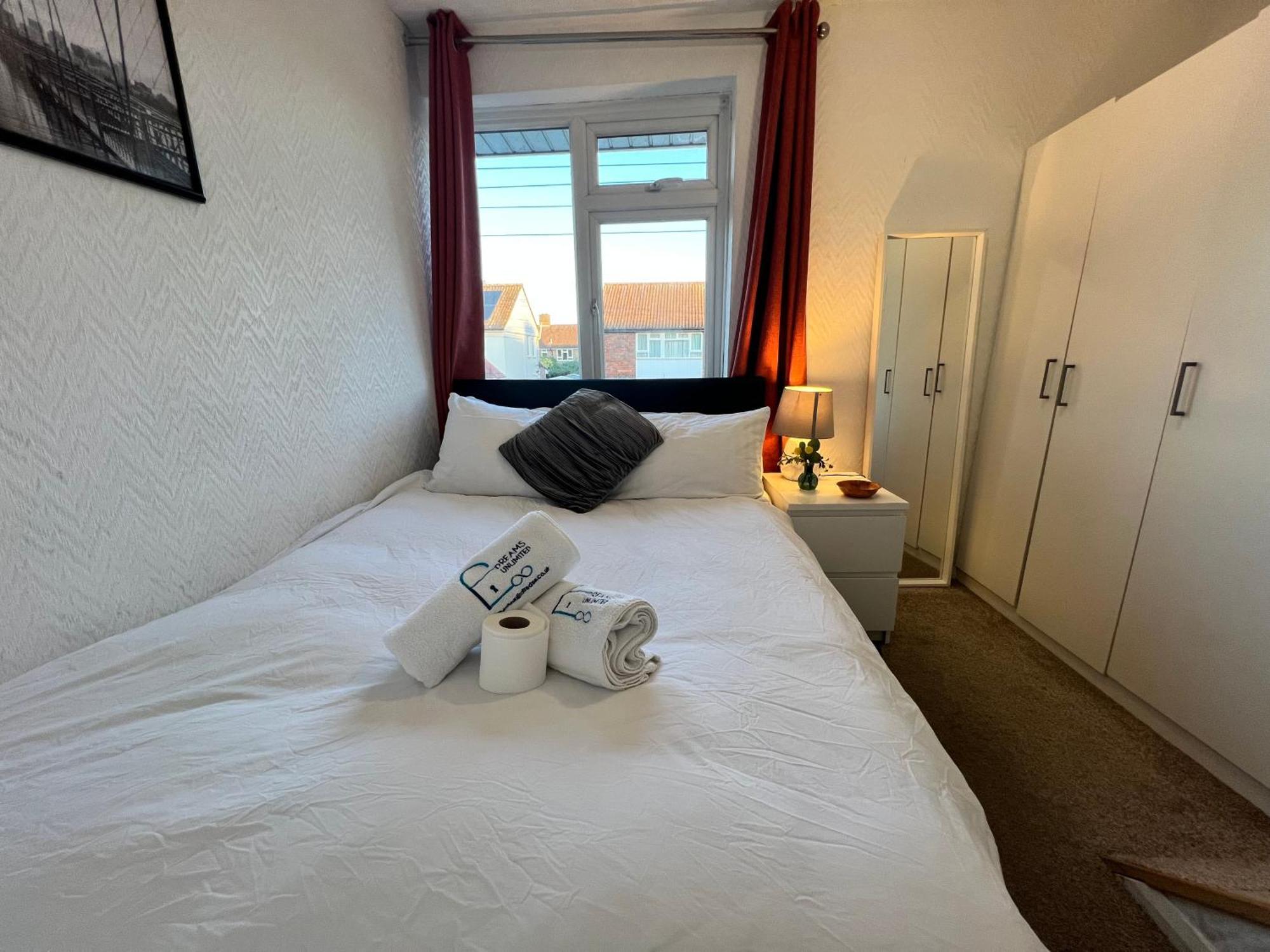 33Sm Dreams Unlimited Serviced Accommodation- Staines - Heathrow Stanwell Bagian luar foto
