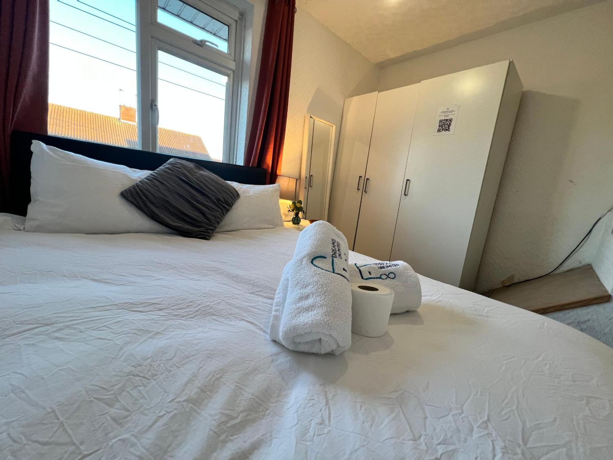 33Sm Dreams Unlimited Serviced Accommodation- Staines - Heathrow Stanwell Bagian luar foto