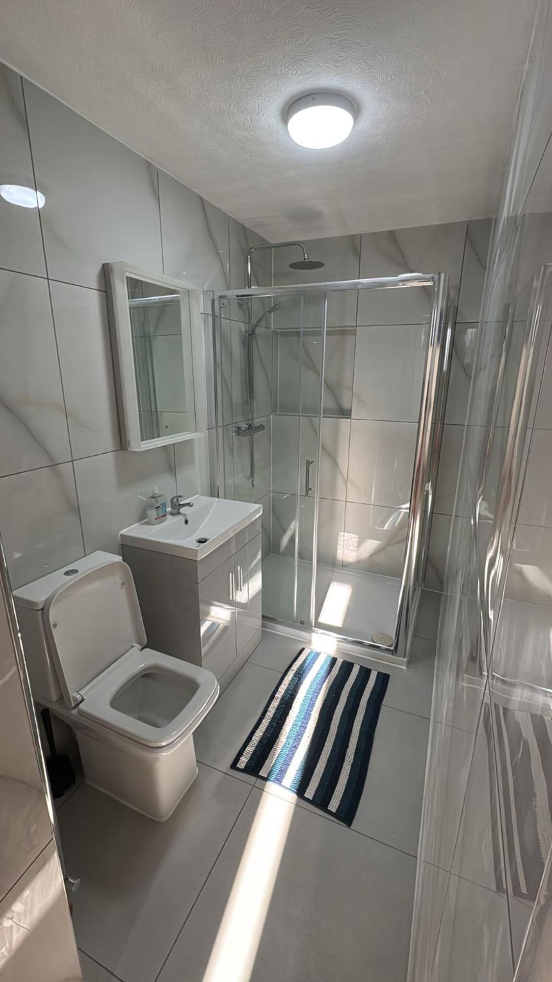 33Sm Dreams Unlimited Serviced Accommodation- Staines - Heathrow Stanwell Bagian luar foto